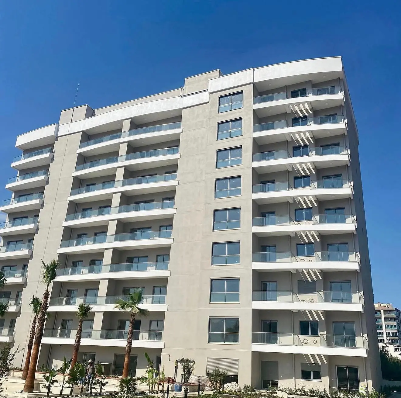 Çok katlı konut binasında cam korkuluklu balkon uygulaması
